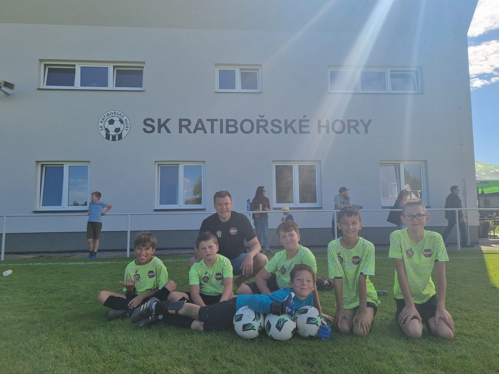 Tým před budovou SK Ratibořské Hory